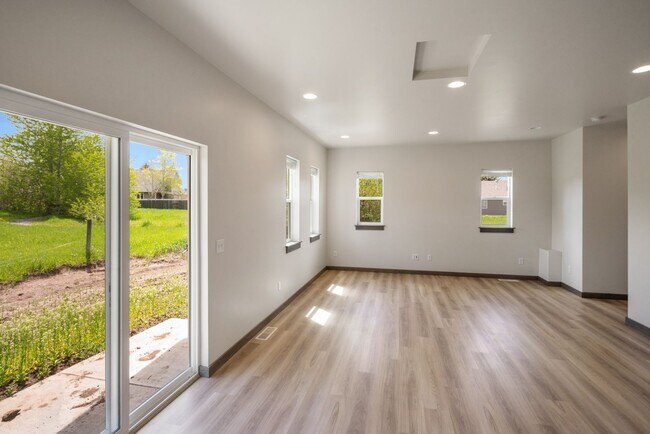 Building Photo - Gorgeous 3 Bedroom condos with double stal...