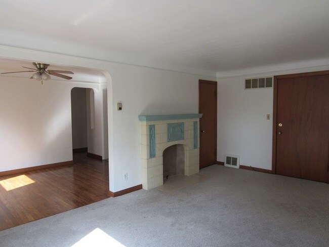 Building Photo - 292 E 200th St