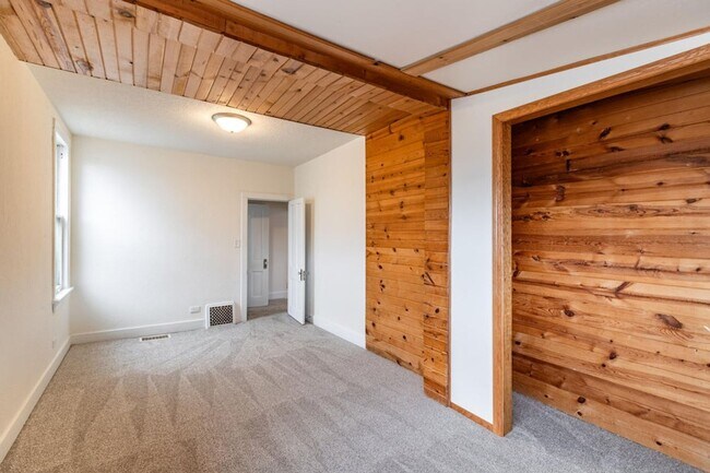 Building Photo - 3-4BR Rent or Rent to Own with New Kitchen and Garage!