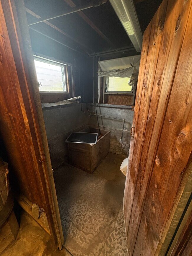 Building Photo - Beautiful 2 bedroom, 1.5 bath located in central Hilo town