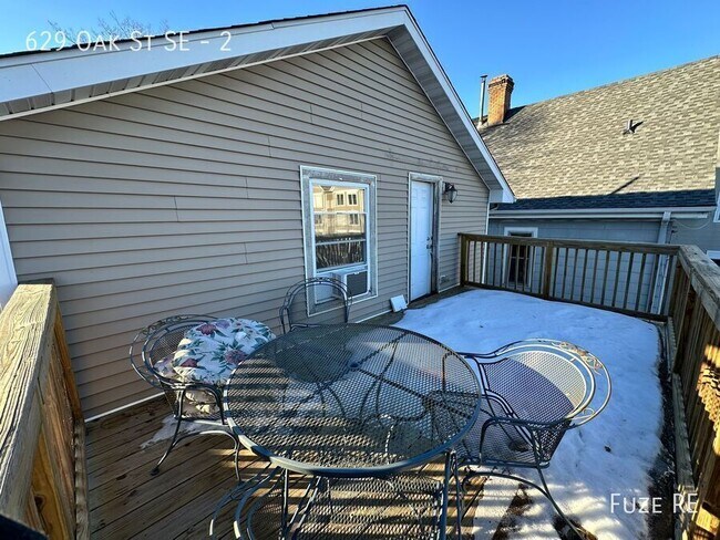 Building Photo - 629 SE Oak St