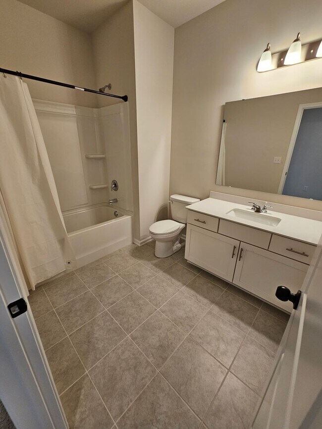 Building Photo - Like New Townhome in Mint Hill