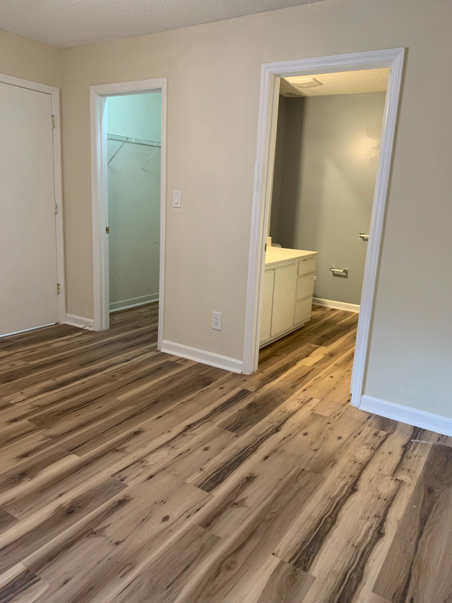 Building Photo - Room in Condo on Carlton Ave