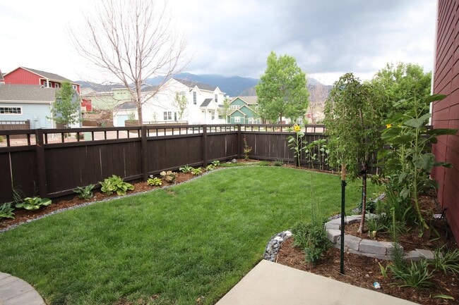 Building Photo - Beautiful 3bdrm 3bath home in Gold Hill Mesa