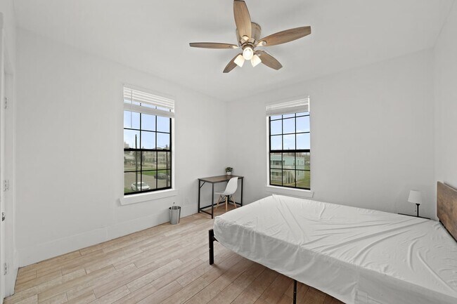 Building Photo - 701 28th St