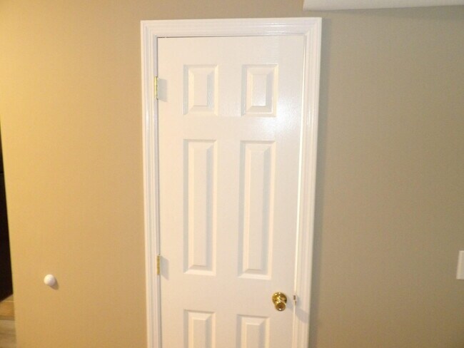Building Photo - 244 Meadowview Dr