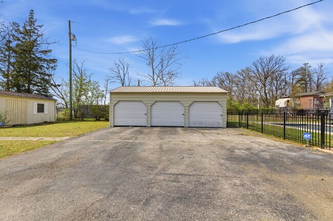 Building Photo - Charming 3-Bed Oasis with Scenic Waterfront Views and Pool 15 minutes from Downtown Nashville