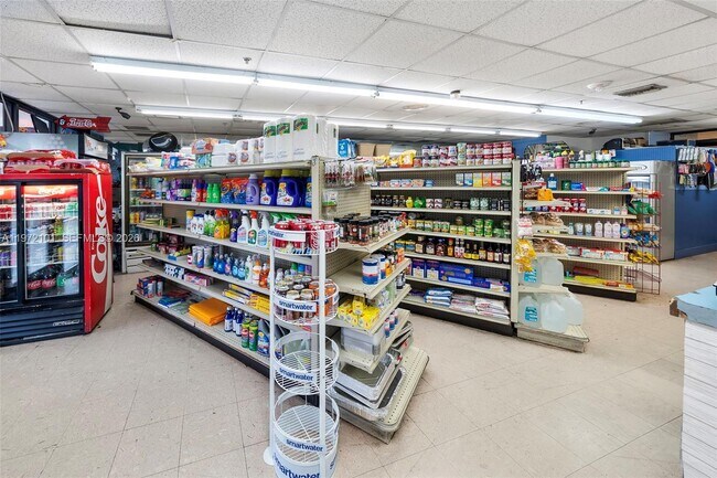 Building Photo - 2555 Collins Ave