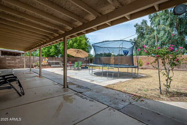 Building Photo - 1302 N Bogle Ave