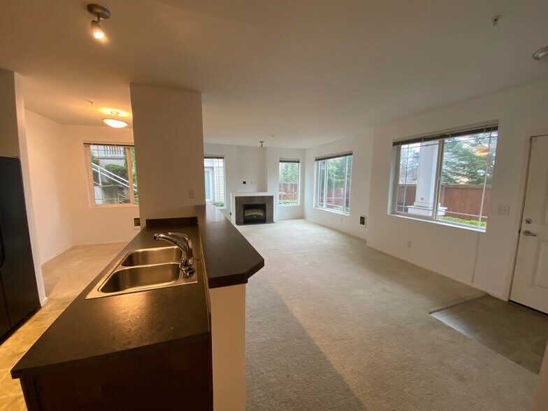 Building Photo - 15720 Manor Way
