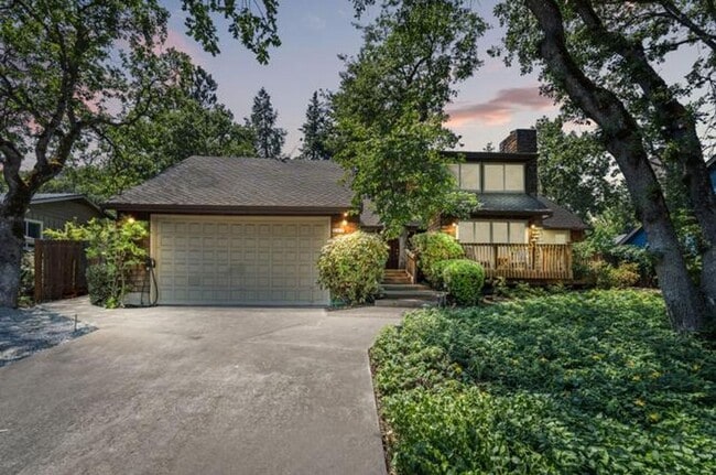 Building Photo - Lovely 3-bedroom home, Inground pool and l...