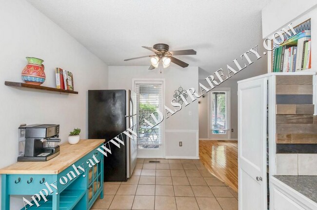 Building Photo - Inviting 3 Bedroom Close to Everything-Available in MAY!!