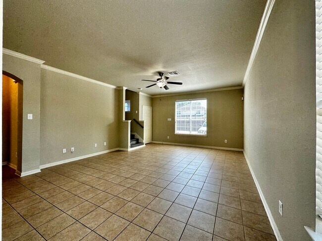Building Photo - 4 Bd / 4.5 Ba Townhouse Minutes from Baylo...