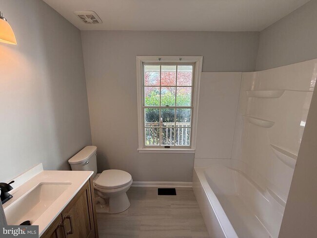 Building Photo - 445 Sawgrass Ct