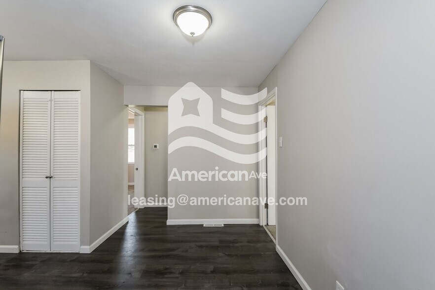 Building Photo - 3402 Longview Dr