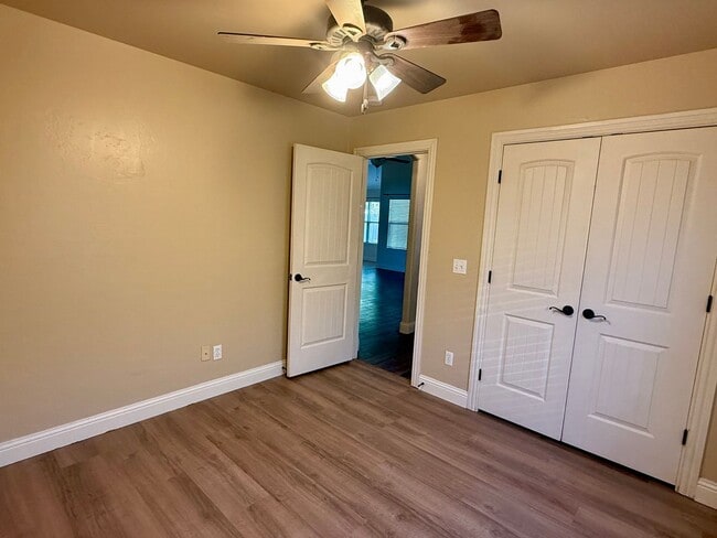 Building Photo - Beautiful 4 Bed, 2 Bath, 3 Car Home in Edm...