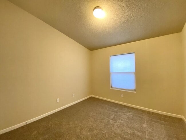 Building Photo - Spacious- 2 Living Rm/3BR/2Bath in Cabezon