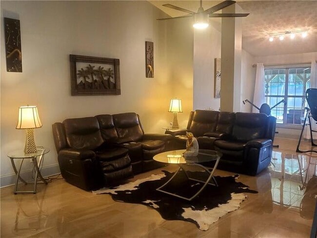 Building Photo - House - 4.5 beds 2 baths.