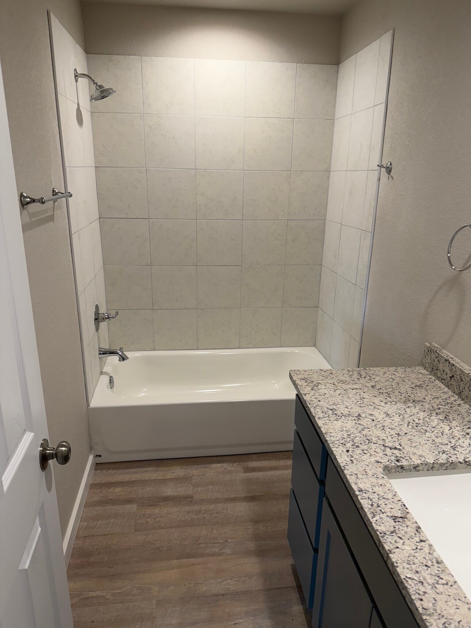 bathroom tub/shower - 1016 N Plum St