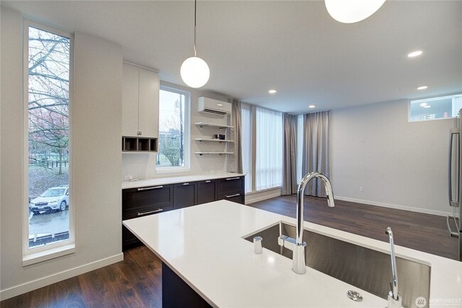 Building Photo - 2Bd/1.75Ba Seattle Townhouse