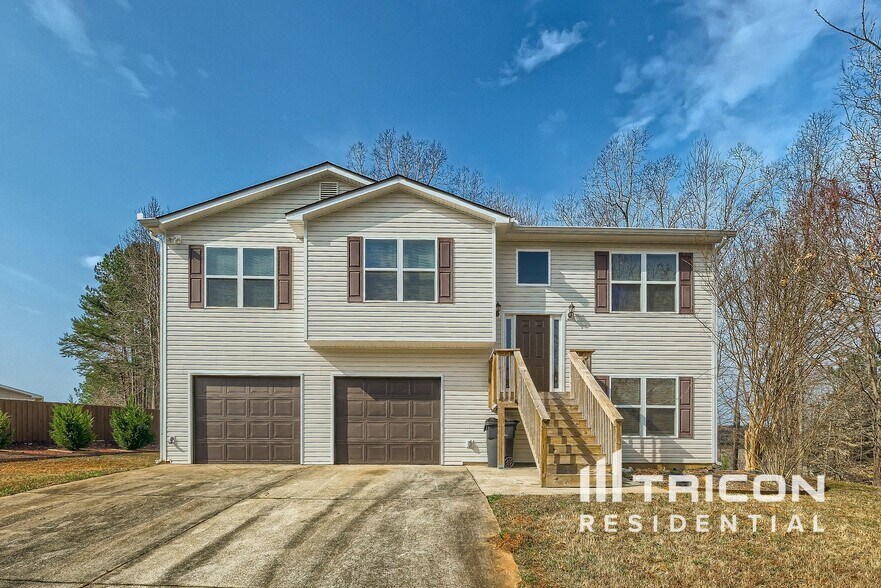 Primary Photo - 22 Thorn Thicket Way
