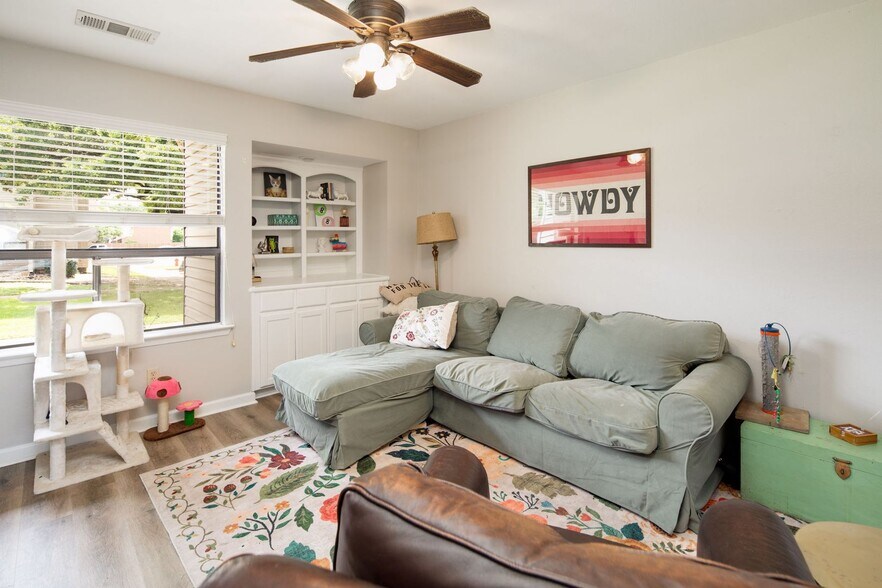 Building Photo - JUNE MOVE IN!  2 Bedroom 1.5 Bathroom Townhome On Bus Route!
