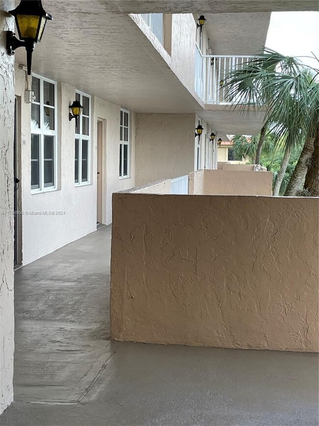 Building Photo - 250 Jacaranda Dr