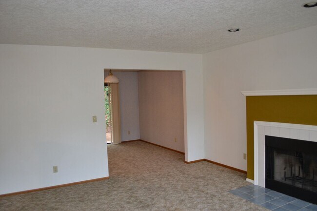 Building Photo - BEAUTIFUL 3 BEDROOM 3 BATH HOUSE LOCATED IN SOUTH SALEM