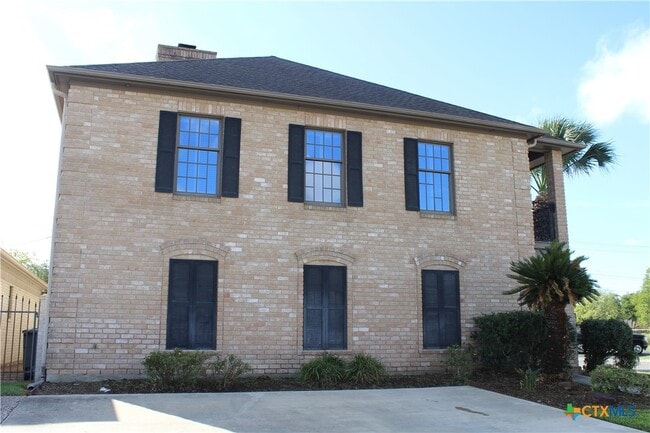 Building Photo - 6001 Country Club Dr
