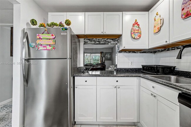 Building Photo - 1040 Country Club Dr