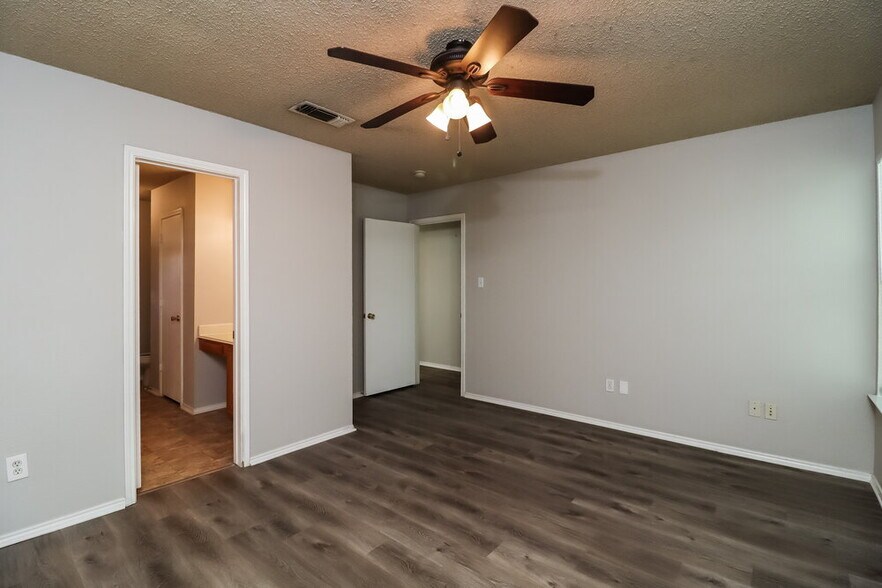 Building Photo - 10662 Flamewood Dr