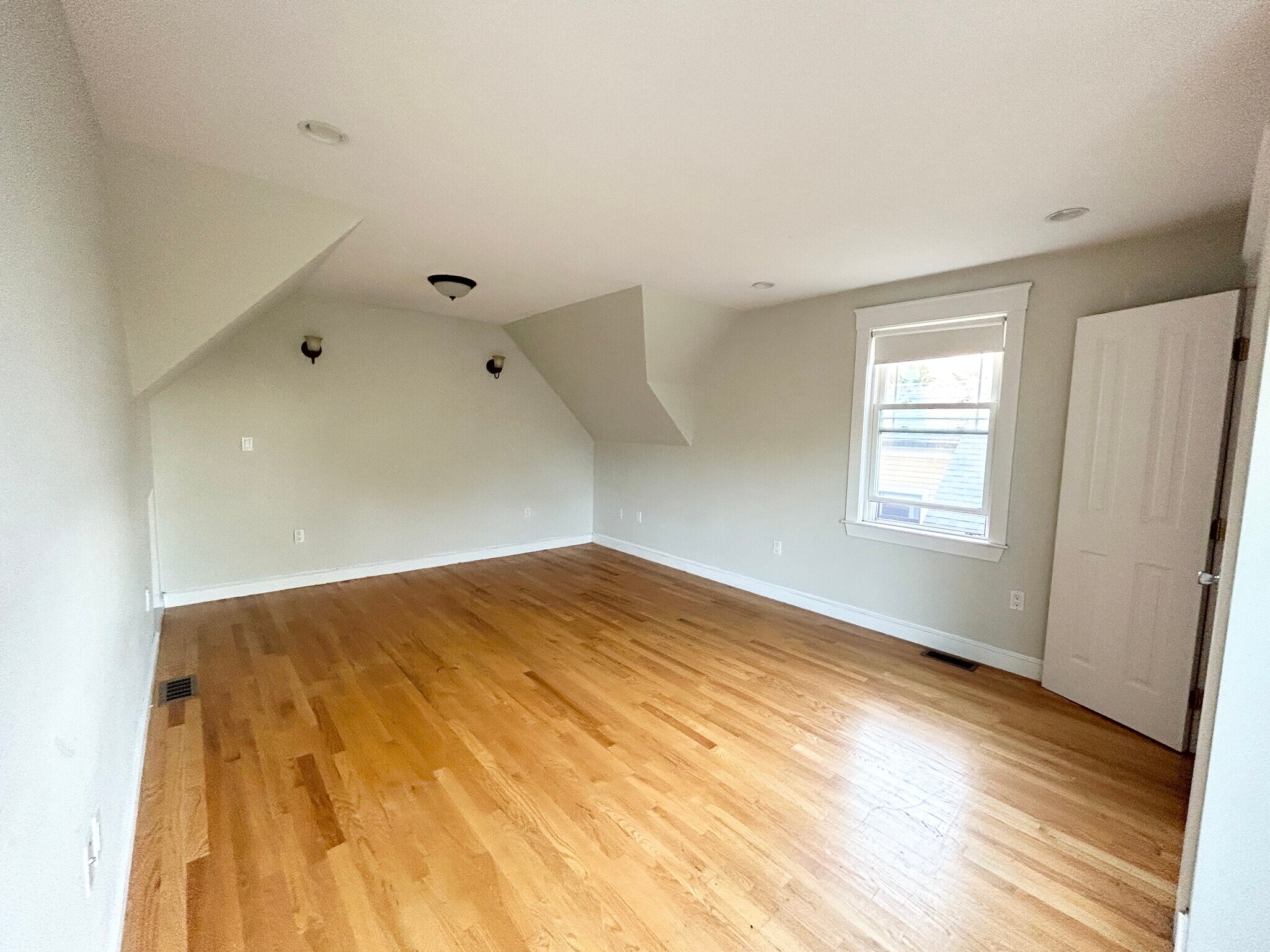 Building Photo - 30 Iroquois St