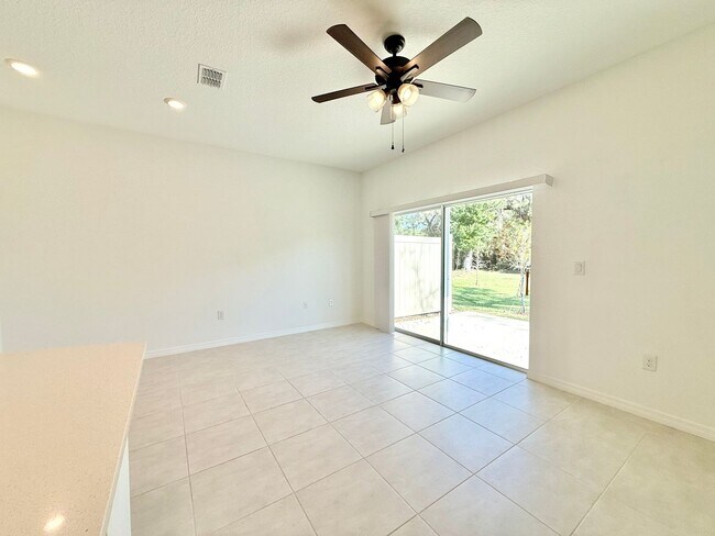 Building Photo - Designed for the way you live! 3Bedrooms/2.5Bath Edgewater Townhome