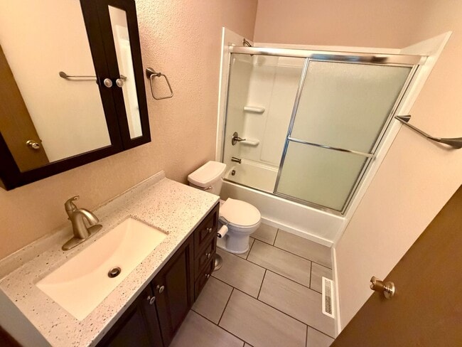 Building Photo - 3 Bed 2 Bath Pet Friendly House With A Fully Fenced Yard