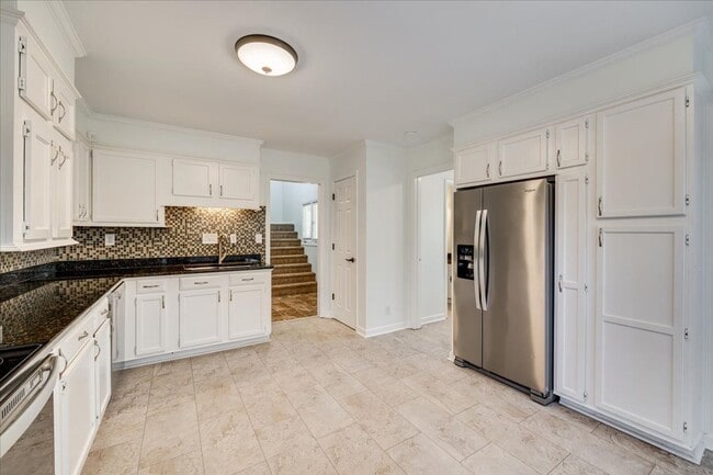 Building Photo - River Hills: 3 BR with 2 Full & 2 Half Baths