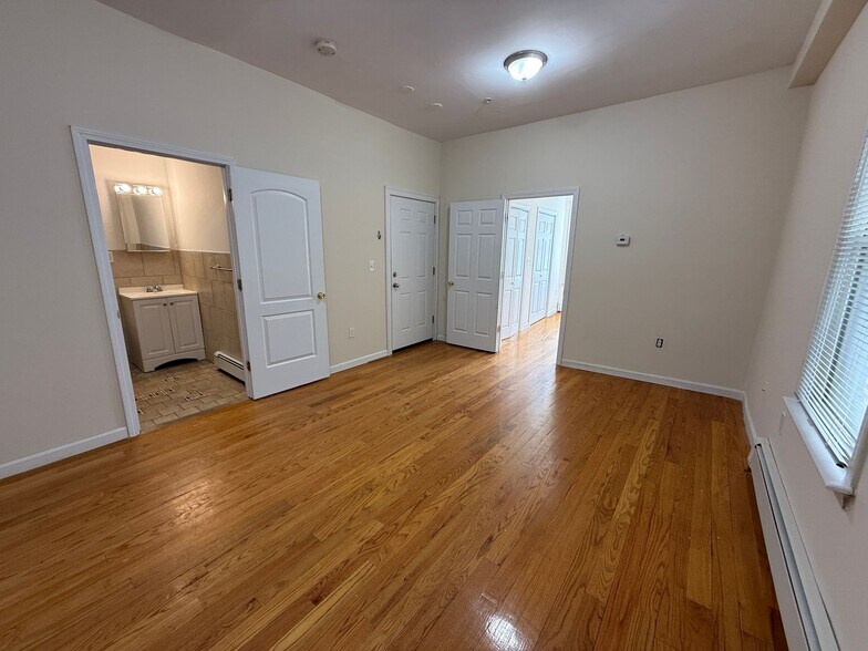 Building Photo - 16 Chelsea St