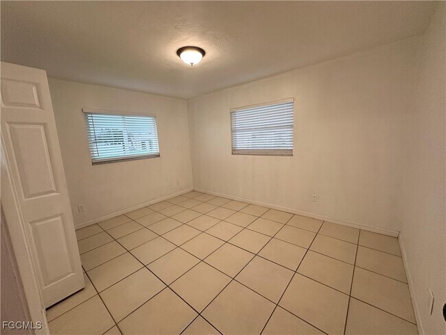 Building Photo - 4517 SW Santa Barbara Pl