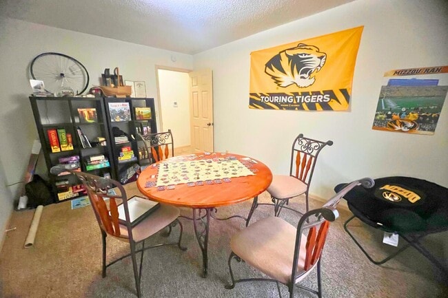 Building Photo - 2402 Garden Dr