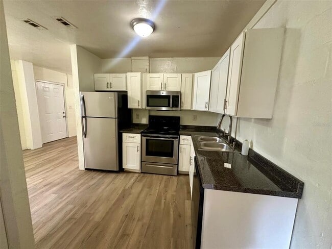 Building Photo - 651 NE Waldo Rd