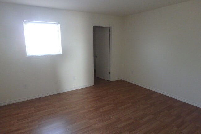 Building Photo - Four bedrooms Two bathrooms house in count...