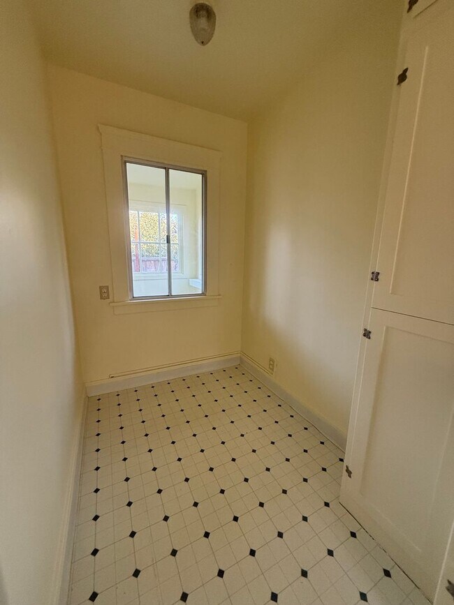 Building Photo - 1 bedroom cottage for rent (plus detached ...