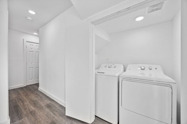 Building Photo - Brand New! Stunning 2-Story Unit