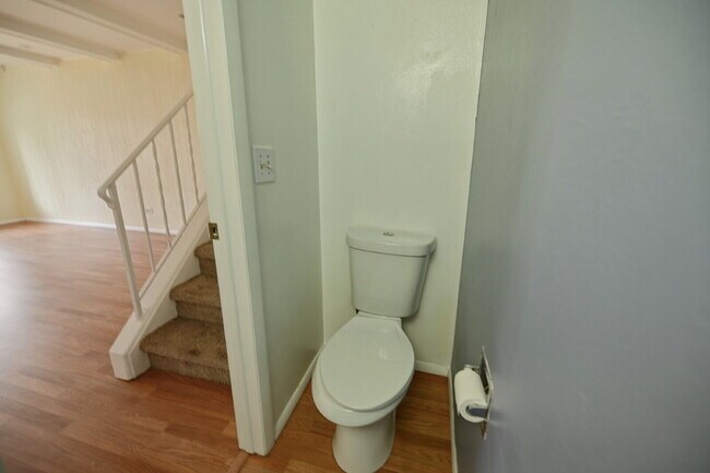 Building Photo - $1,645.95, 2 bed, 1.5 bath, located in Lakewood with Washer and Dryer
