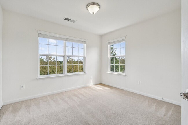 Building Photo - This beautifully maintained end-unit brick...