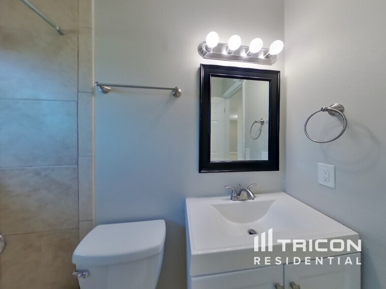 Building Photo - 227 Lochmond Dr