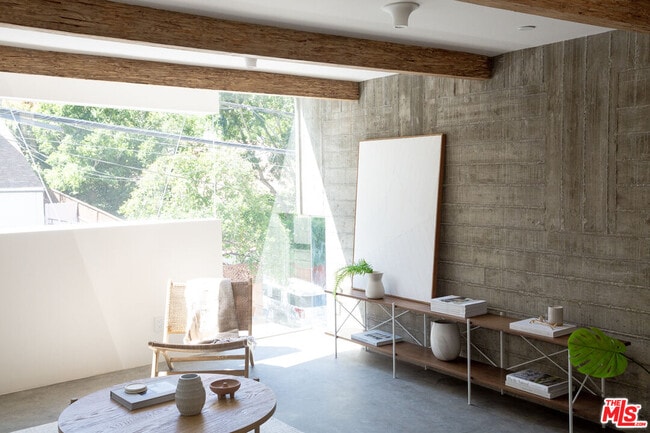 Building Photo - 8870 Wonderland Ave