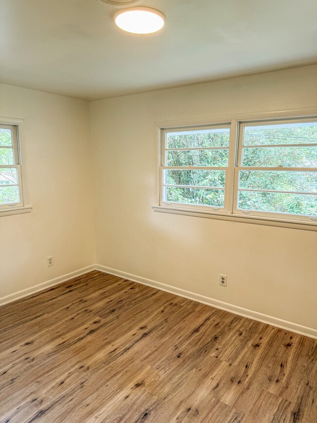 Building Photo - 633 Brookwood Dr