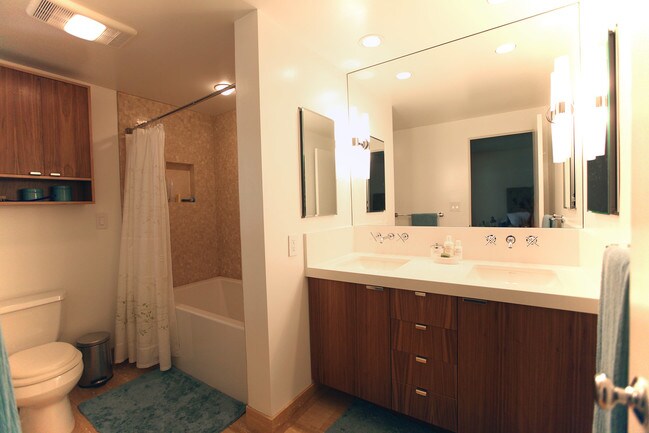 Master bath - 13232 Fiji Way