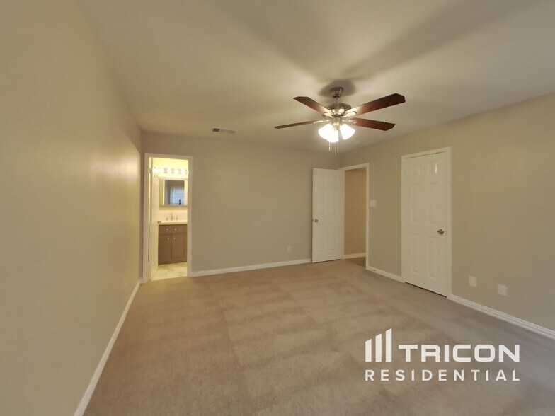 Building Photo - 496 Justice Dr