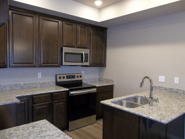 Building Photo - Chic Modern Townhouse in Berthoud – Your Dream Home Awaits!